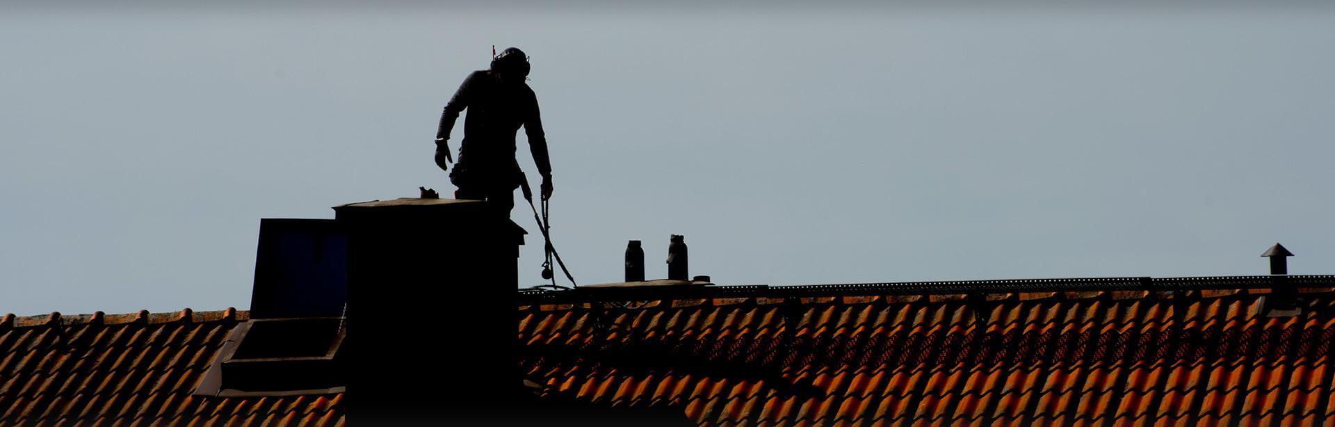 Kominiarz na dachu